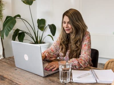 Mariska van Uitgerekend Mariska, doula en geboortecoach in Twello, maakt bevalcursussen voor stellen en onderhoudt online contact met haar cliënten.