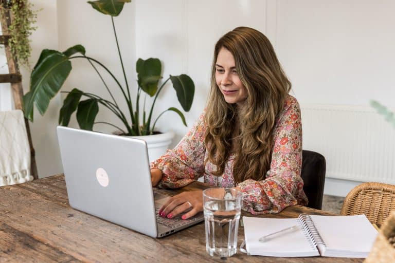 Mariska van Uitgerekend Mariska, doula en geboortecoach in Twello, maakt bevalcursussen voor stellen en onderhoudt online contact met haar cliënten.