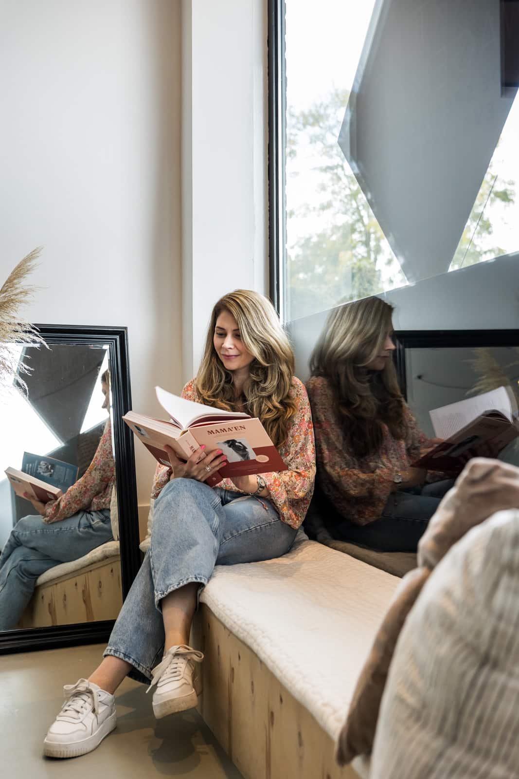 Mariska van Uitgerekend Mariska, doula en geboortecoach in Twello, met het inspirerende boek ‘Mama’en’ van Nina Pierson dat zij aan zwangeren aanbeveelt voor de bevalling.