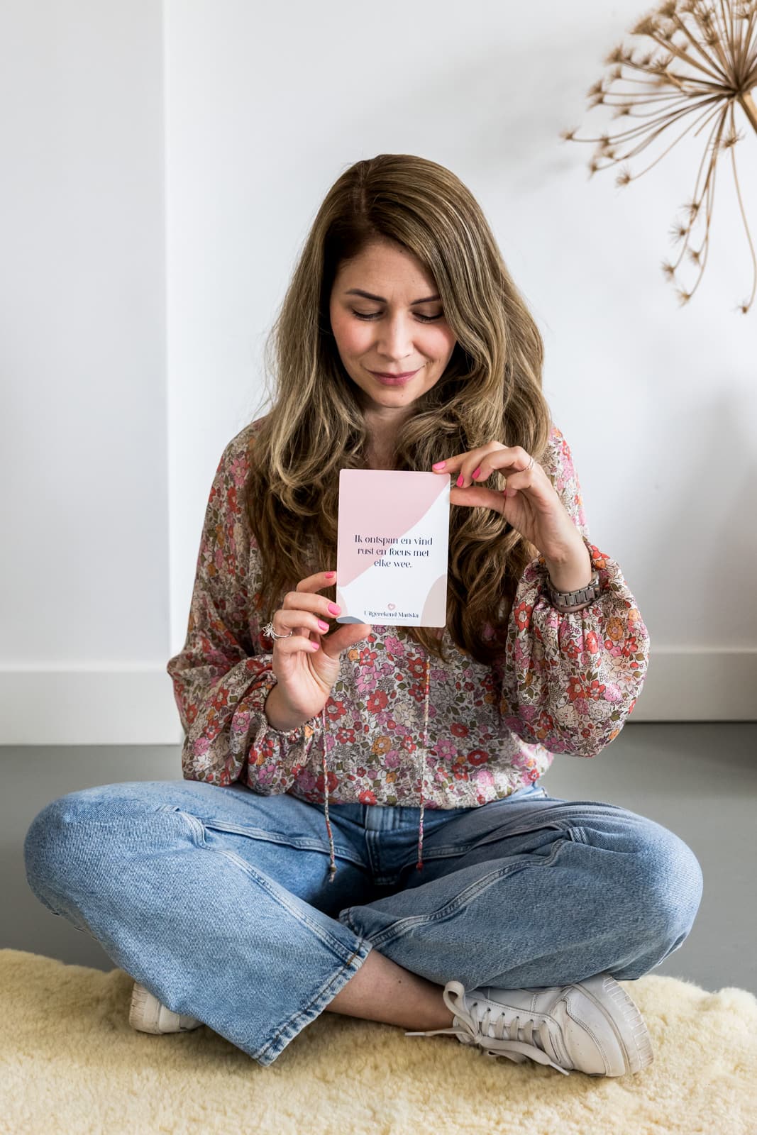 Affirmatiekaart van Mariska van Uitgerekend Mariska, doula en geboortecoach in Twello, met de tekst ‘ik ontspan en vind rust en focus met elke wee’ ter ondersteuning tijdens de bevalling.