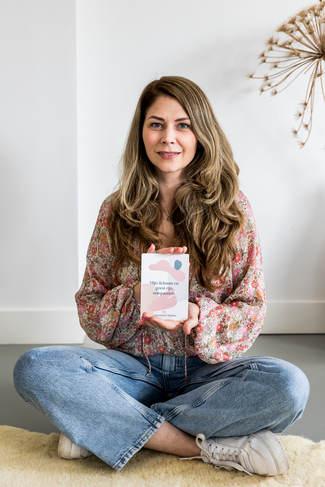 Zelfgemaakte affirmatiekaart van Mariska van Uitgerekend Mariska, doula en geboortecoach in Twello, met de tekst ‘mijn lichaam en geest zijn ontspannen’ voor ondersteuning tijdens de bevalling.